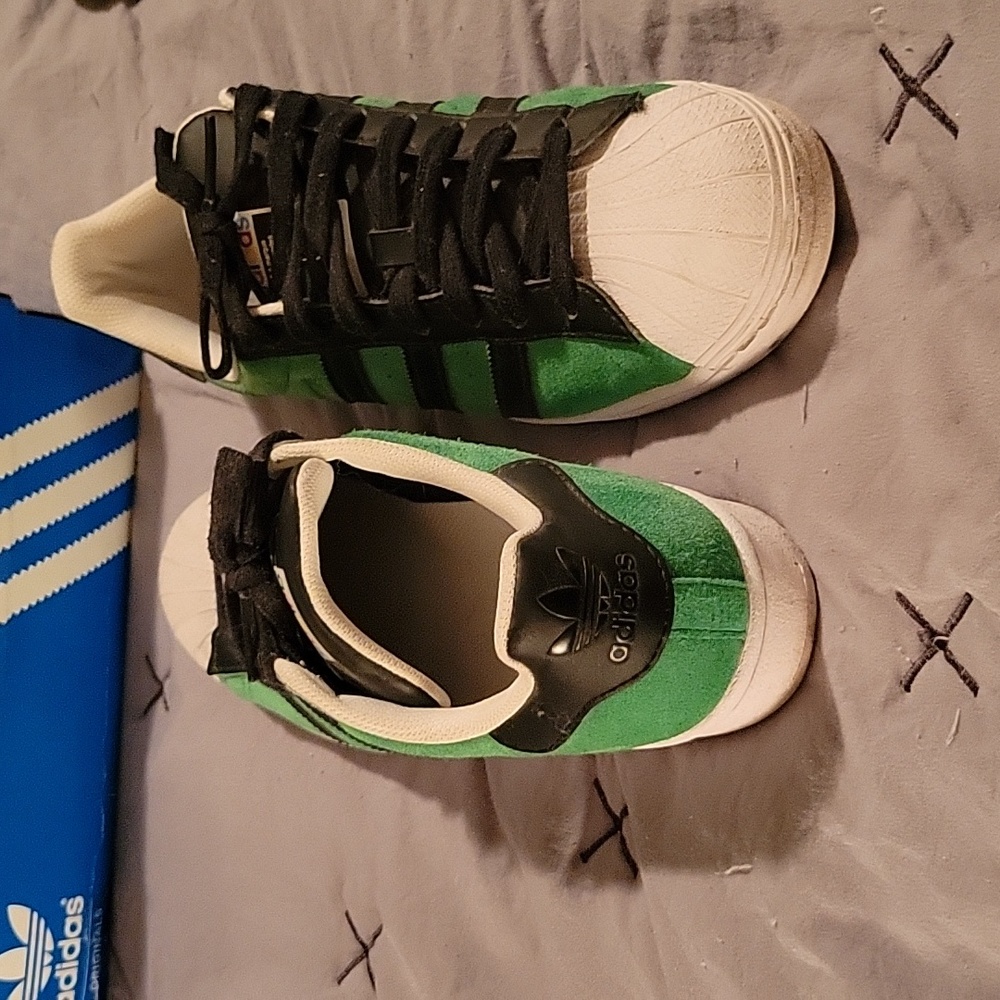 Mens size 8 Adidas superstar